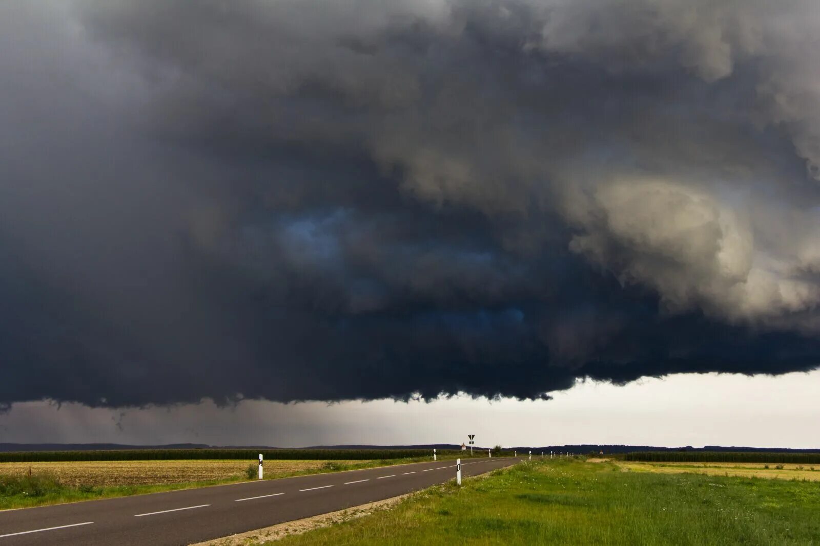 Cumulus congestus облака. Кучево-дождевые облака (cumulonimbus – cb). Кумулонимбус грозовые. Мощно кучево дождевые облака. Кучевые и кучево-дождевые облака.