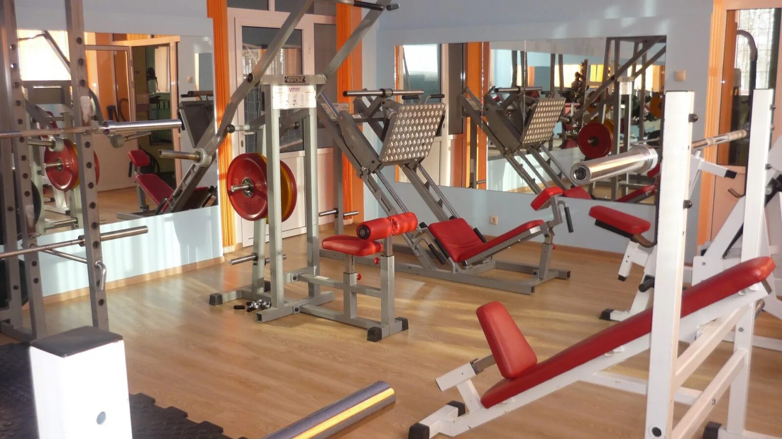 Тренажерный зал парк. Тренажерный зал парк. Гринн фитнес центр орел. Тренажерный парк. Море парк киров.