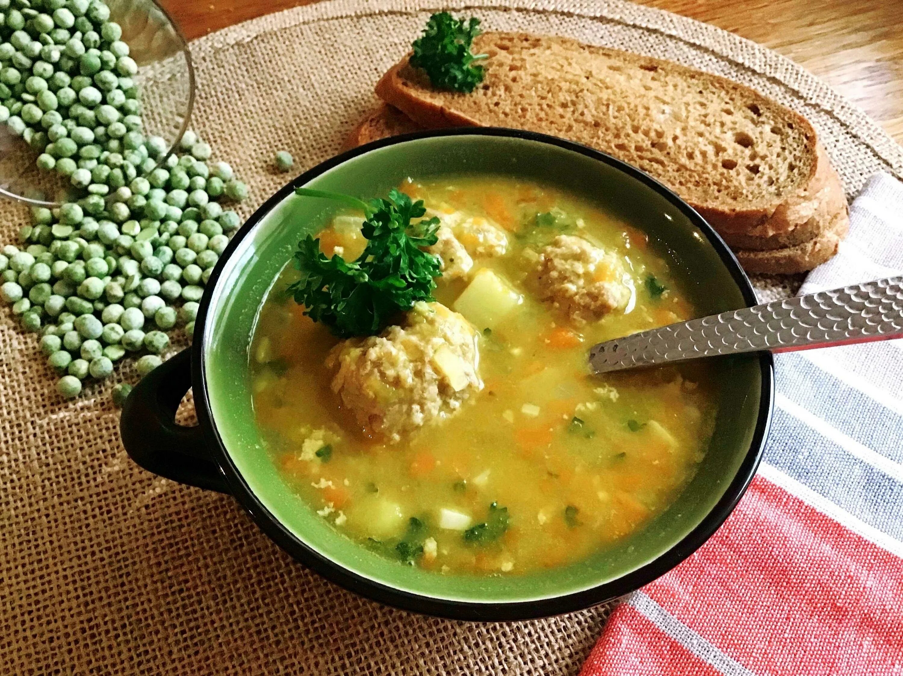 Рецепт как вкусно приготовить гороховый суп. Сулухинкал» (суп гороховый с галушками). галина кухня гороховый суп. гороховый супчик с фрикадельками. гороховый суп с фрикадельками.