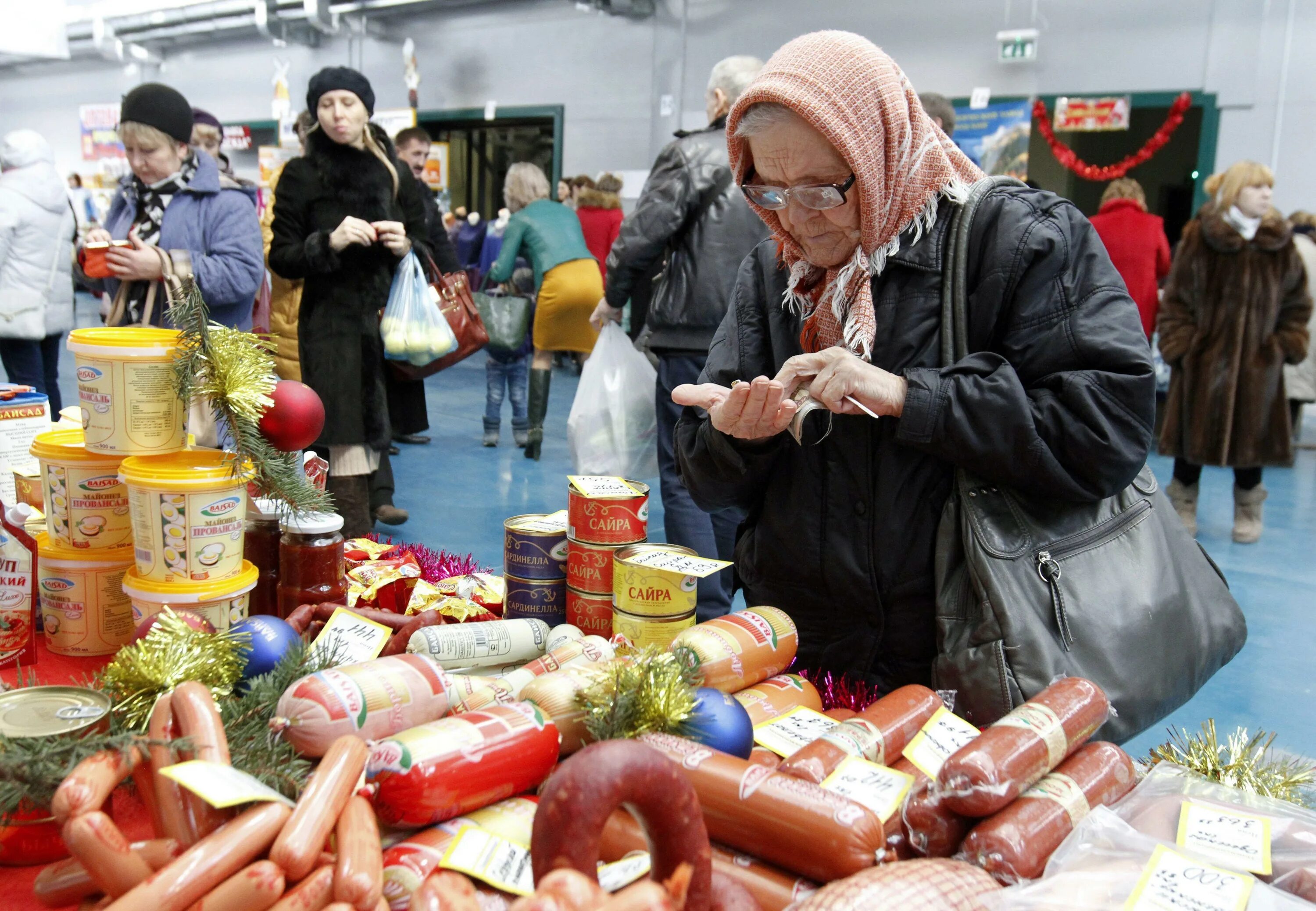 Люди на рынке. Еда для бедных. Бедные россияне. Нищие пенсионеры России.