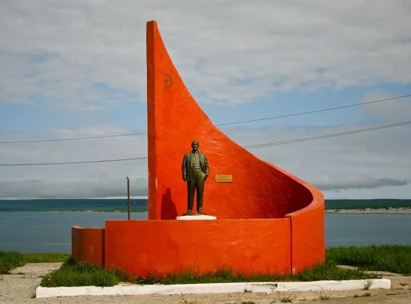 Памятники никольское. Командорские острова Никольское. Остров Беринга село Никольское. Село Никольское Командорские острова. Памятник Ленину на Командорских островах.