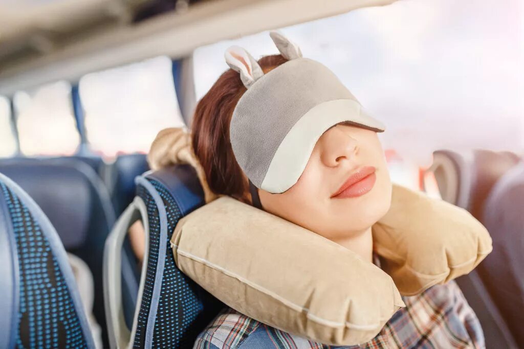 Как уснуть в автобусе. Подушка для сна в самолете. подушка для сна в автобусе. маска для сна в самолете. подушка для сна в поезде.