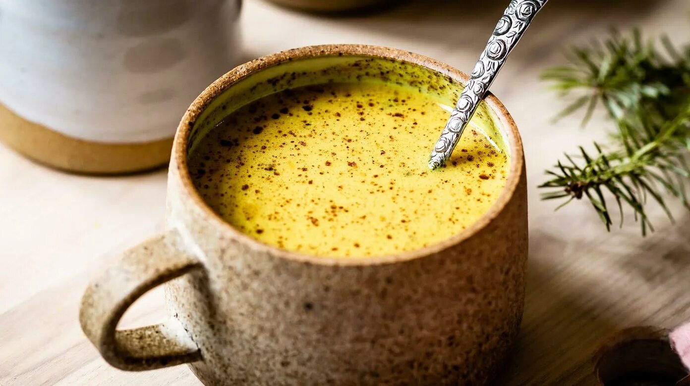 Золотое молоко. Чай Golden Milk с куркумой. Золотое молоко в Индии. Золотое молоко польза для женщин.