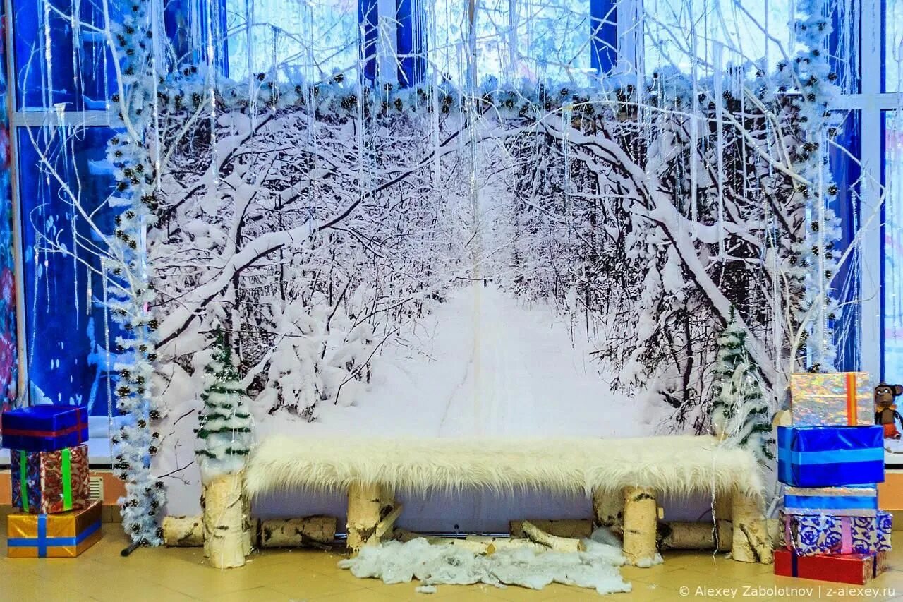 Фотозона в детском саду на новый. Зимние декорации. Новогодняя фотозона. Декорации зимнего леса. Декорации зимний лес.