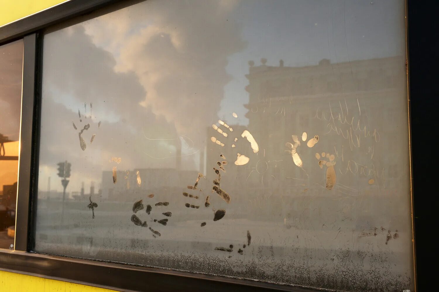 В окне автобуса поплыл. Окно автобуса. Запотевшее окно в маршрутке. Замерзшее окно автобуса. Стекло автобуса.