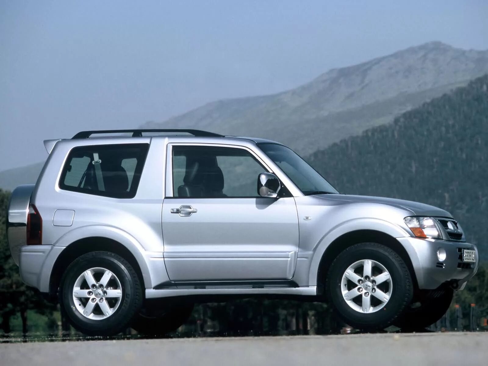 Mitsubishi pajero трехдверный. Mitsubishi Pajero 3 Door. Митсубиси Паджеро 3 дверный. Mitsubishi Pajero 3 3 дверный. Mitsubishi Pajero 3 3 Door.