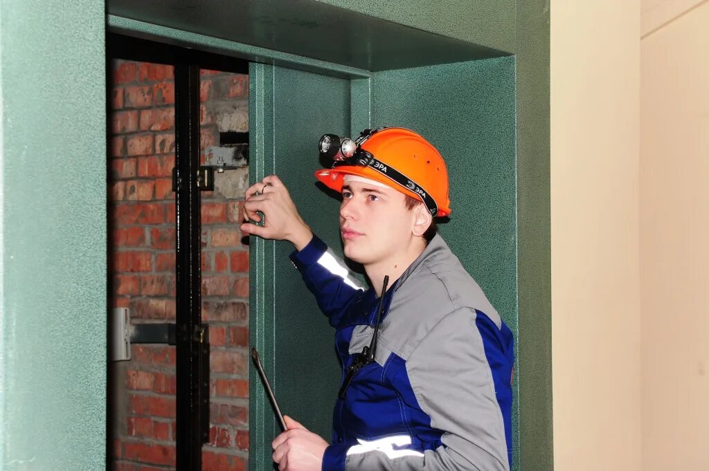 Электромеханик по лифтам. Шахта лифта. Обслуживающие компании лифтов. Обслуживающие компании лифтов. Doppler лифты.