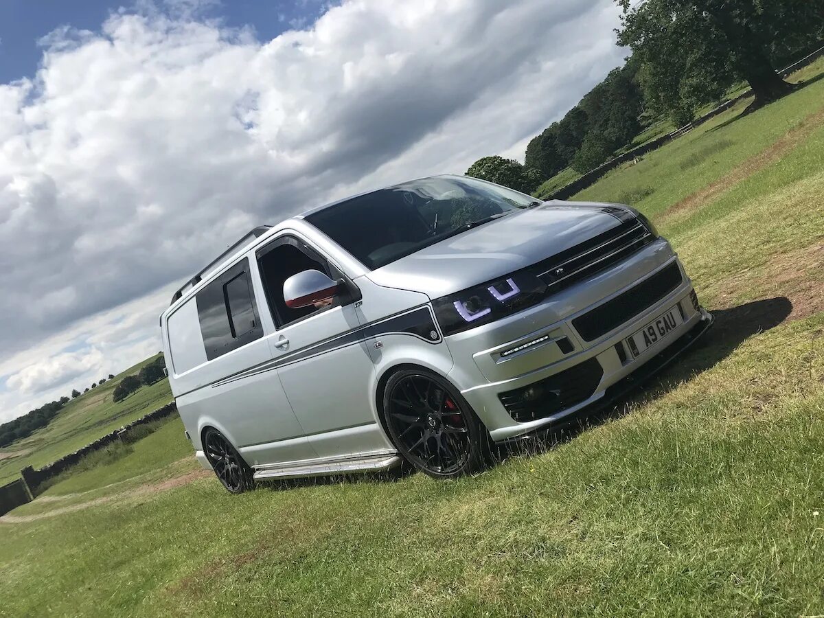 Класс т4. VW Transporter. Гоночный Фольксваген т4. VW t4 двухцветный. Volkswagen Multivan двухцветный.