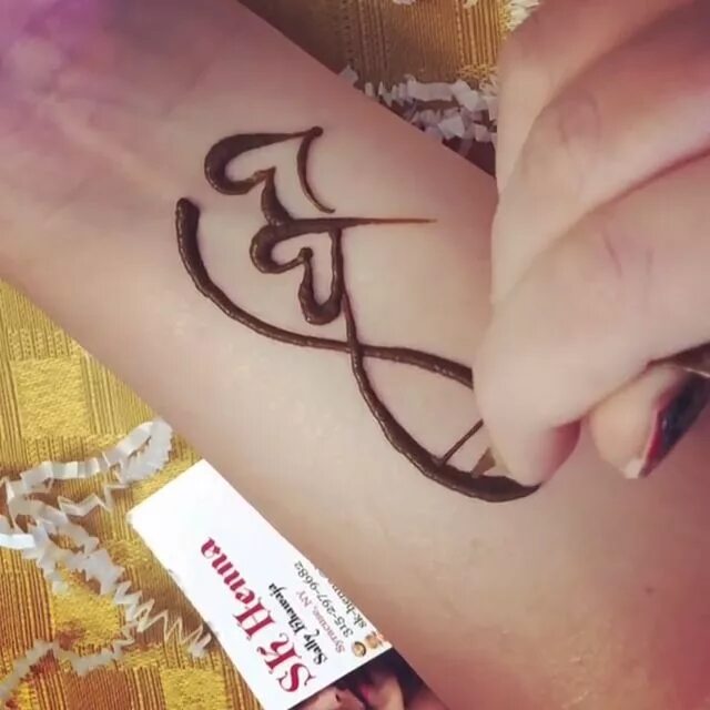 Хна букв. Хна букв. Буквы хной на руке. Рисунки из хны на руке. Хна букв.