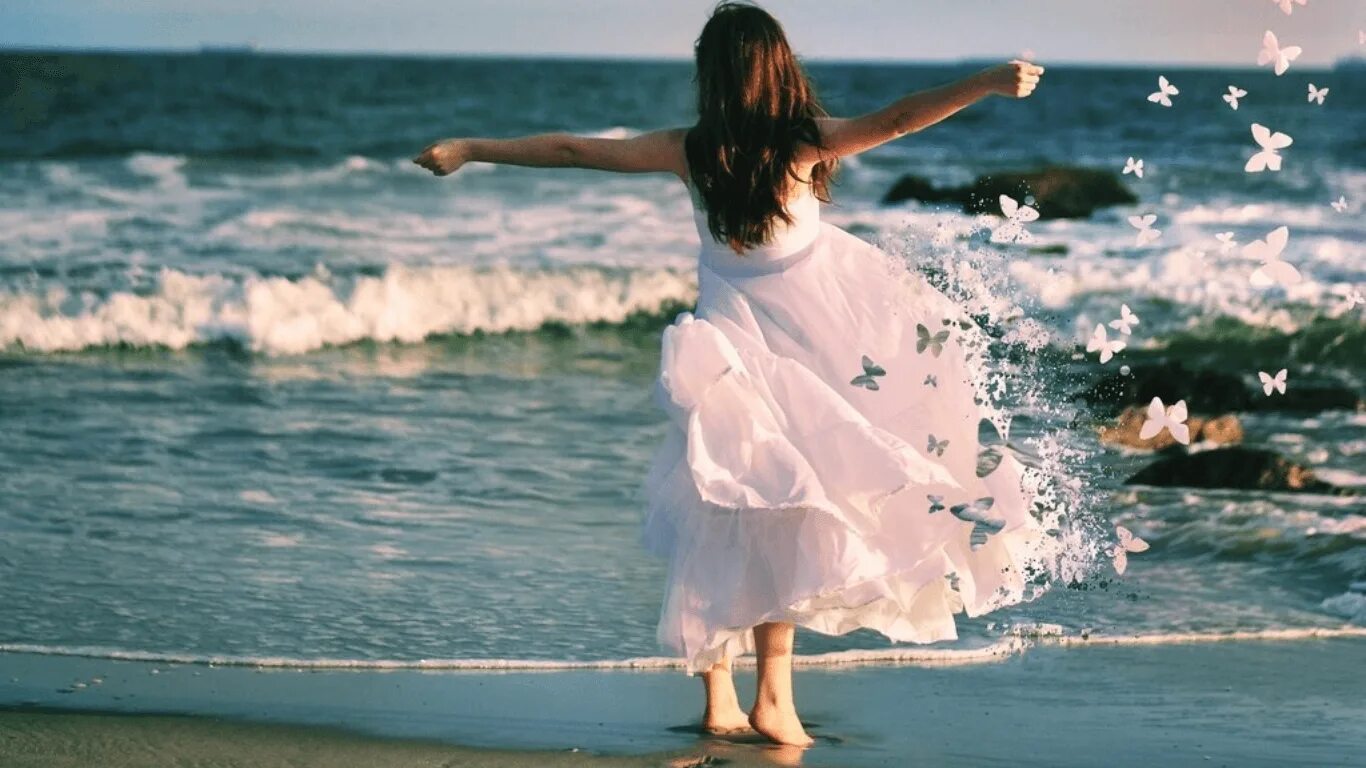 Девушка-море. Счастье у моря. Женщина море счастье. Девушка свободна.