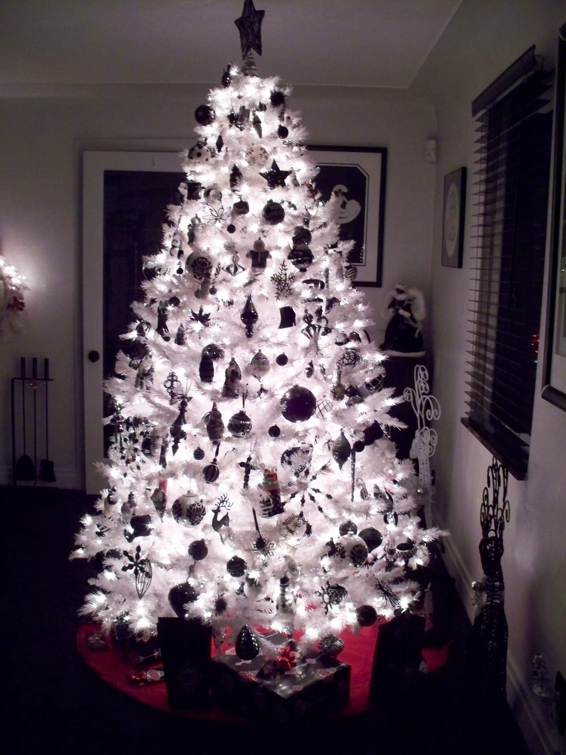 Черно белые елки. Елка иконка чб. Силуэт елки на прозрачном фоне. Елка из снежинок. Елка черно белая.