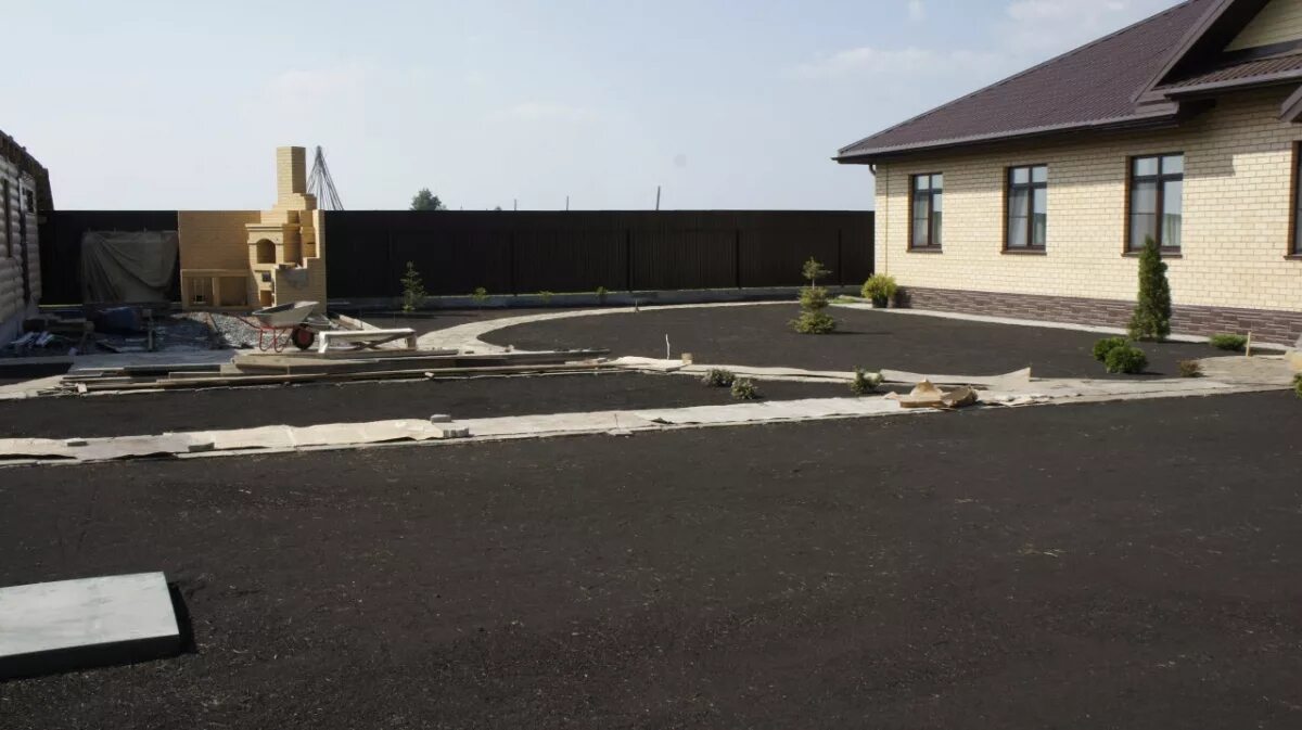 разравнивание земли на участке. выравнивание земли на участке. разравнивание земли на участке. выравнивание участка под газон. ровный газон на участке.