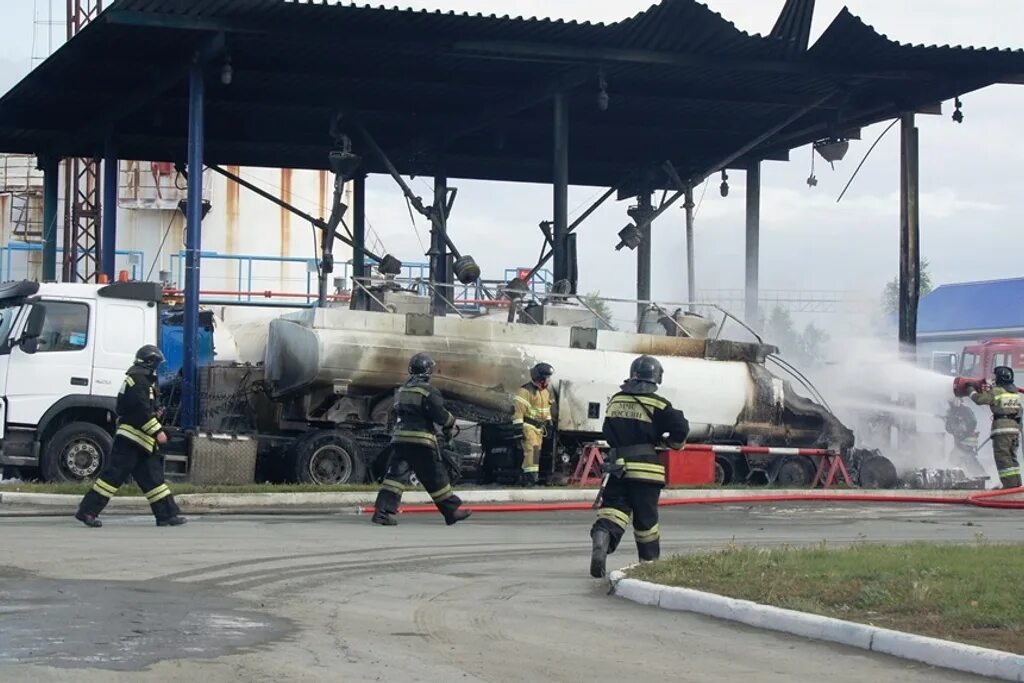 тушение автозаправок. пожар на азс.