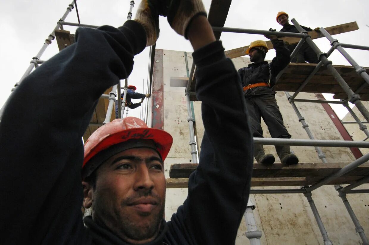 Таджикские рабочие. Мигранты строители. Строитель гастарбайтер. Таджики на стройке. Гастарбайтеры на стройке.