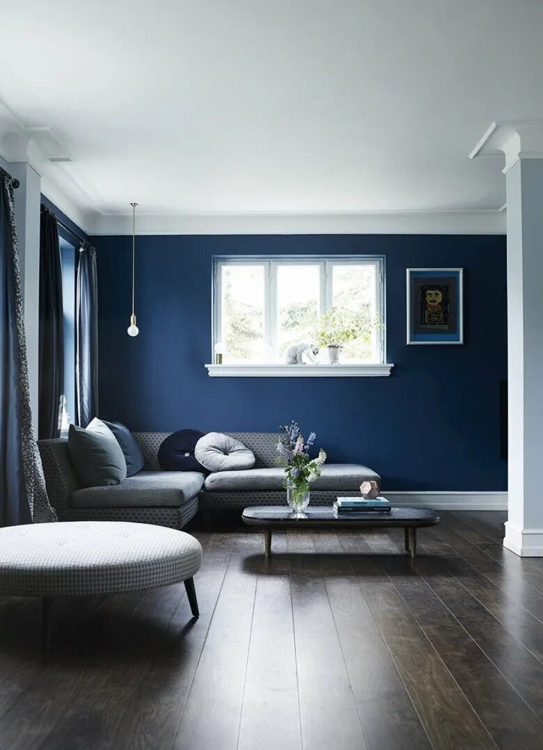 Темный пол голубые стены. Синяя стена. Синий цвет стен. Синие стены в интерьере гостиной. Комната с темно синими стенами.