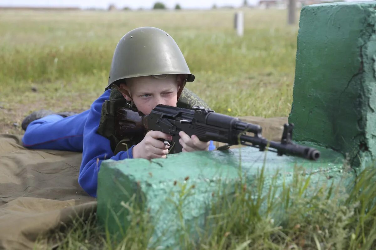 Оружие для детей. Школьник с оружием. Дети с оружием в России.