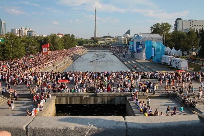 Екатеринбург плотинка день города. Река исеть плотинка. Мост плотинка екатеринбург. День города екб. Новая плотинка екатеринбург.