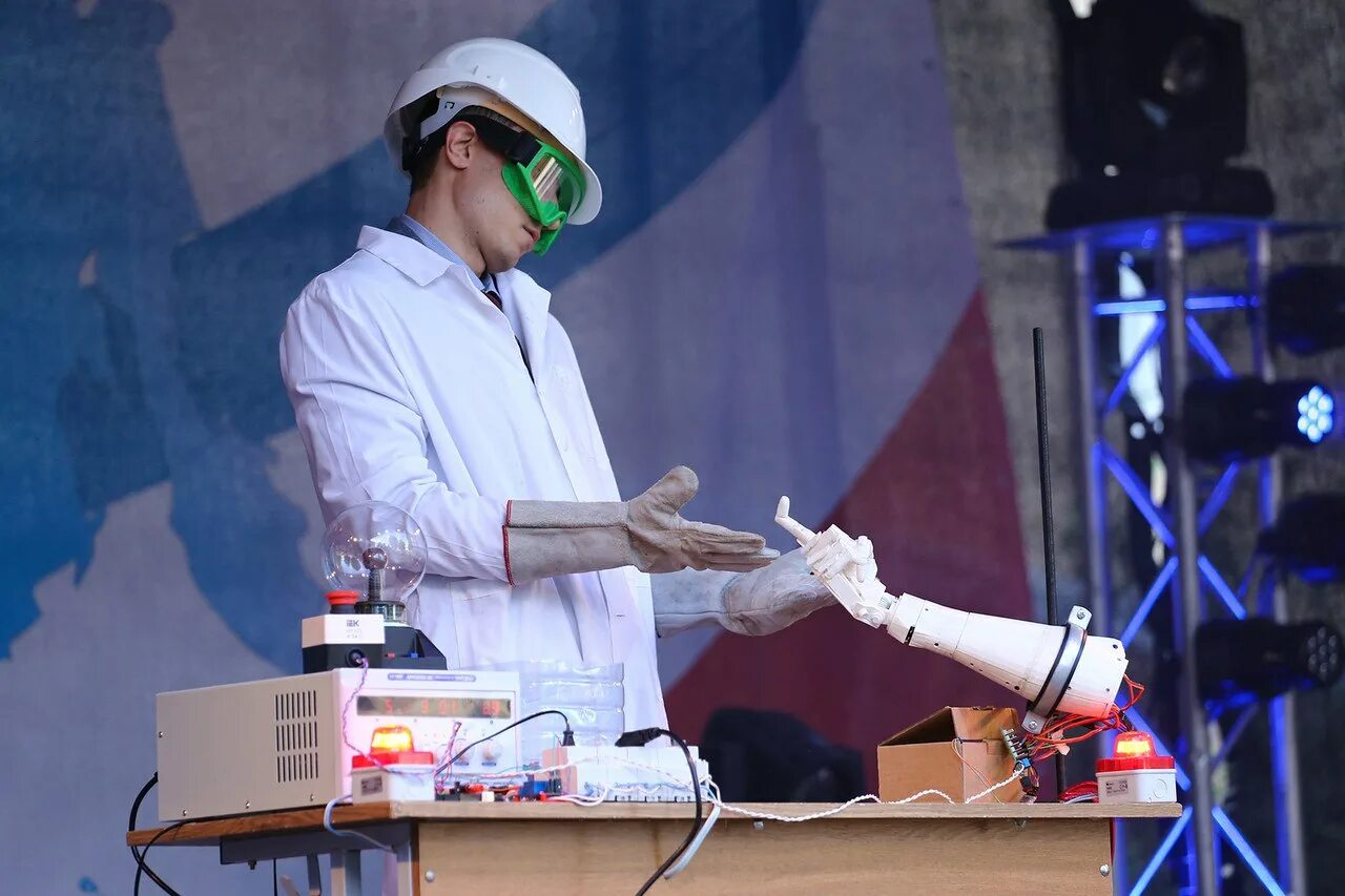 Ученые работают. Научная лаборатория. Медицинское комьюнити грузии. Химики изучают почву. Математика и технология.