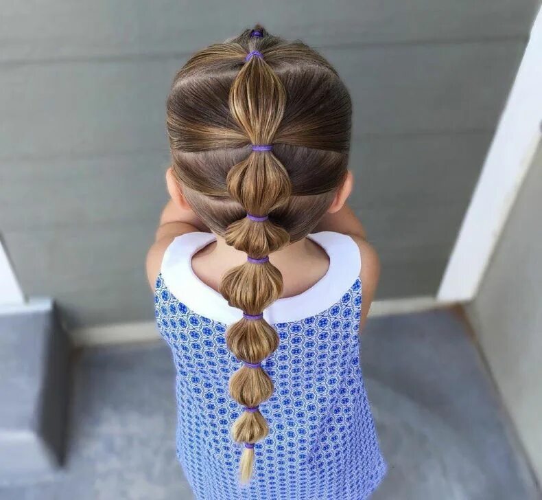 Детские прически на средние волосы. Детские прически с косичками. Простые причёски для девочек. Причёски с резиночками для девочек. Причёски для девочек с маленькими резинками.