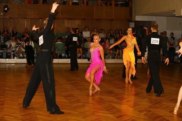 Культурный центр дружба. Танцы юао. 9 февраля концерт в россии в дк россии. Ансамбль гармония. Костюмы для современных танцев.