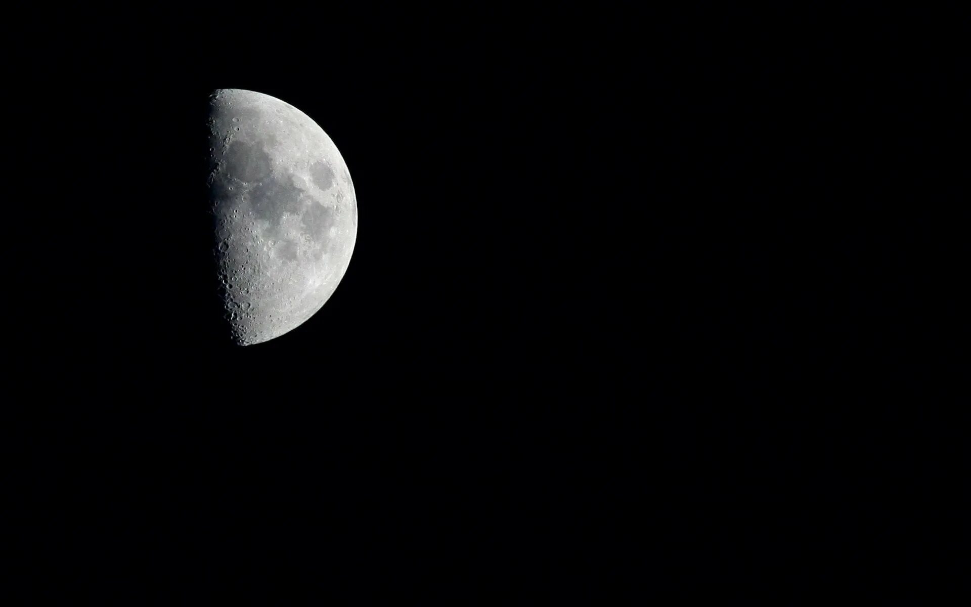 Луна обои. Черная Луна. Луна на черном фоне. Месяц на черном небе.