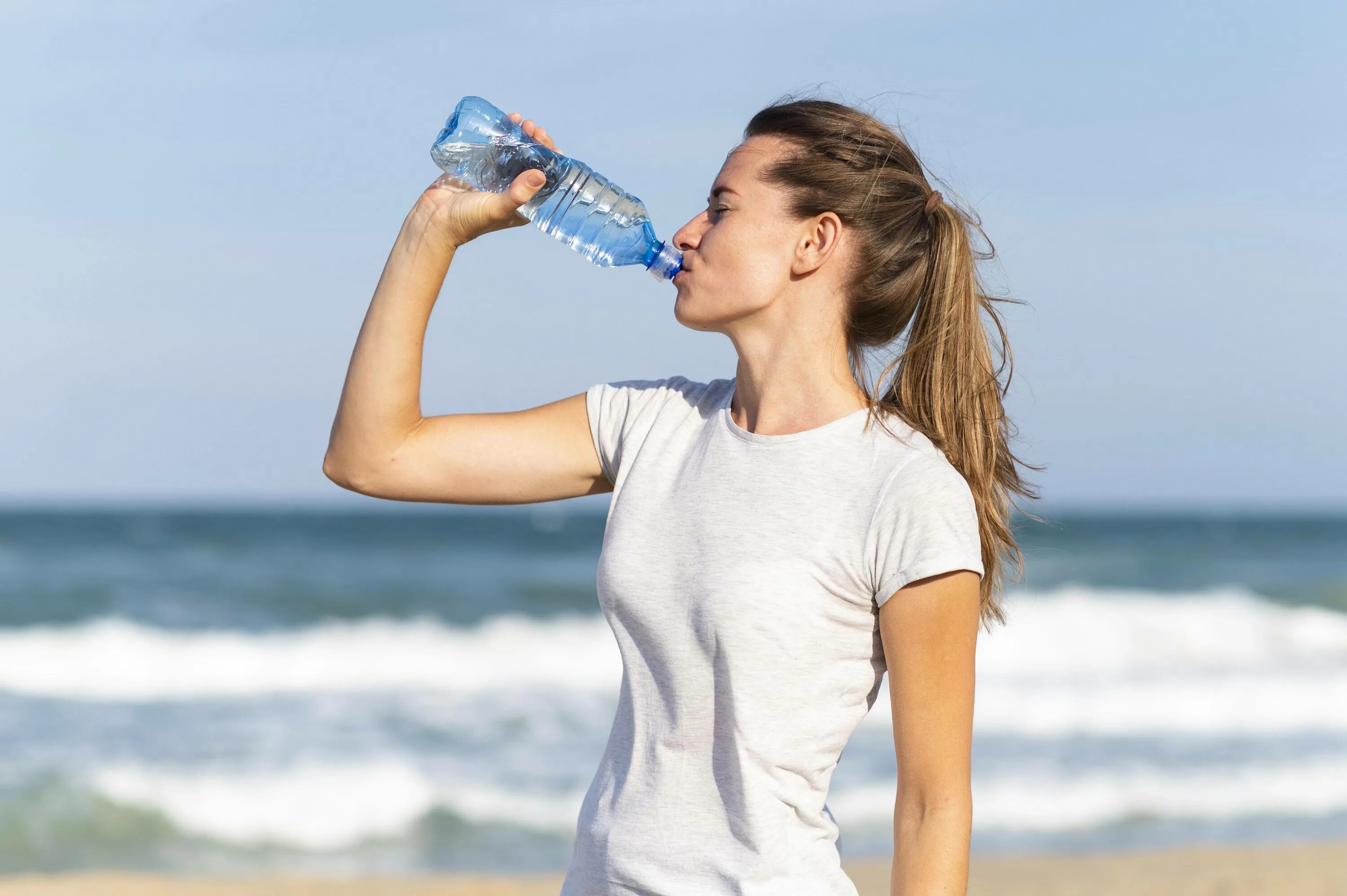 Пить воду результат. Пить воду. Человек с бутылкой воды. Девушка с бутылкой воды. Питье воды.