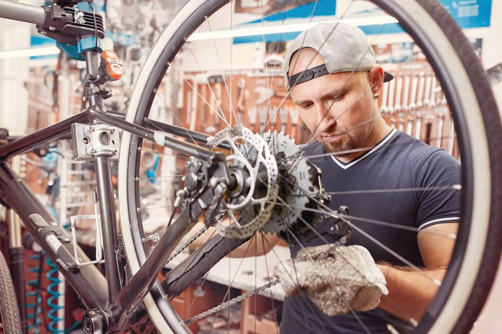 Велосипедный механик. Велосипед механика. Веломеханик фото. Механики вело. The bike being repaired