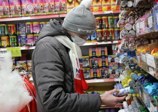 Со скольки можно продавать пиротехнику. Со скольки лет продают петарды. мальчик продающий пиротехнику. продают петарды на садоводе. тележка с пиротехникой.