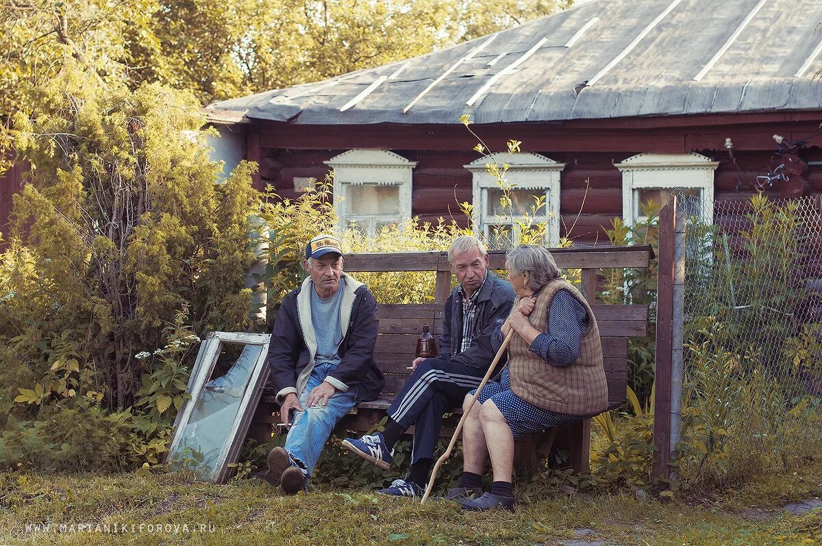 В 2 соседних деревнях. Старики в деревне. Скамейка у дома в деревне. Бабушки на скамейке в деревне. Соседи в деревне.