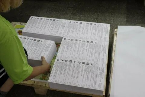 Емкость с прорезью для хранения избирательных бюллетеней