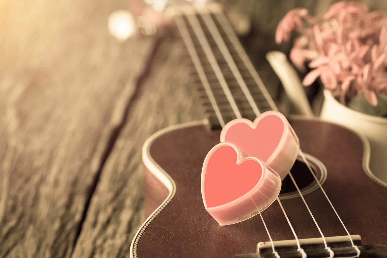 Родная музыка телефона. Романтические обои на рабочий стол. Романтическая гитара. Гитара сердце. Гитара романтика.