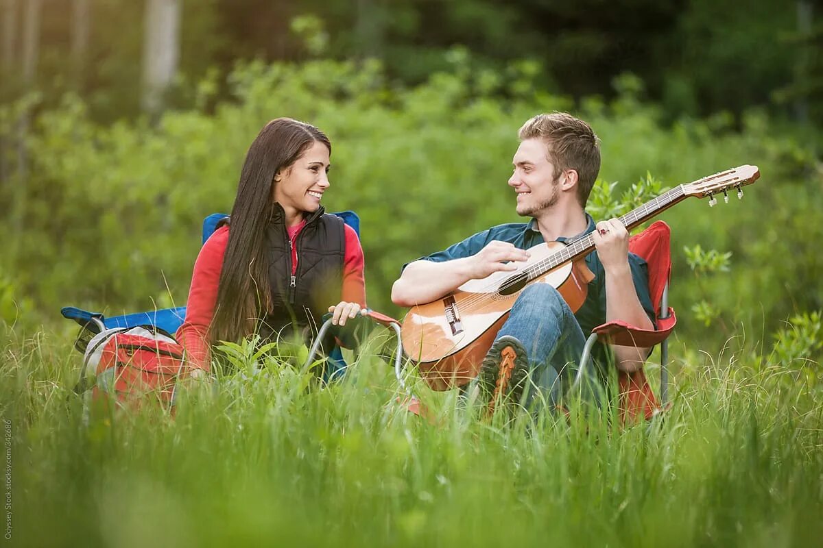 Playing Guitar for friends РВ. Guy playing Guitar. Teenagers in the Park playing the Guitar. Camping Music. Mark likes playing