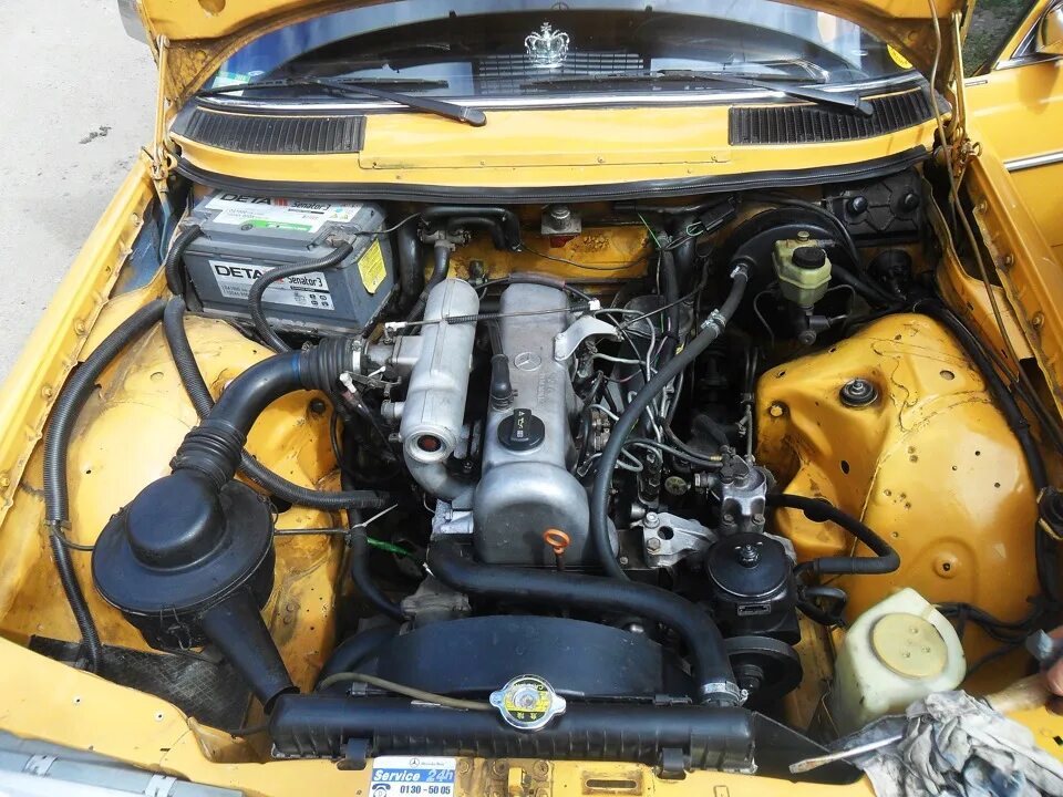 Двигатель 2,5 бензин мерседес 123. 123 мотор. 115 мотор мерседес 123. Моторный отсек мерседес 123 115 двигатель. 123 мотор.