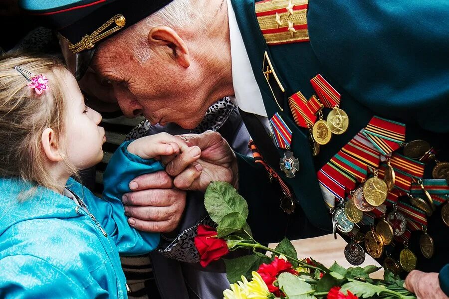 Картинки день ветеранов. Ветераны и дети. День Победы ветераны и дети. Ветераны Великой Отечественной войны с детьми. Ветераны дети войны.