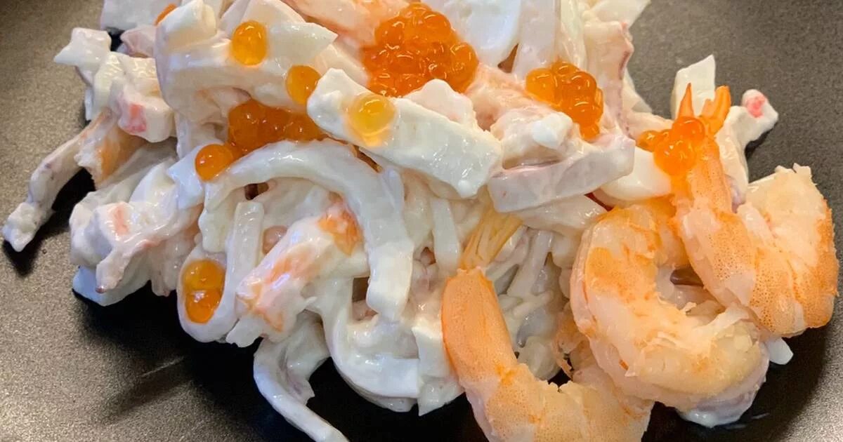 салат морской нептун. салат нептун с красной икрой и кальмарами. кальмар креветки икра. морской салат (кальмар, креветки, осьминог, мидии). салат с креветками и красной икрой.