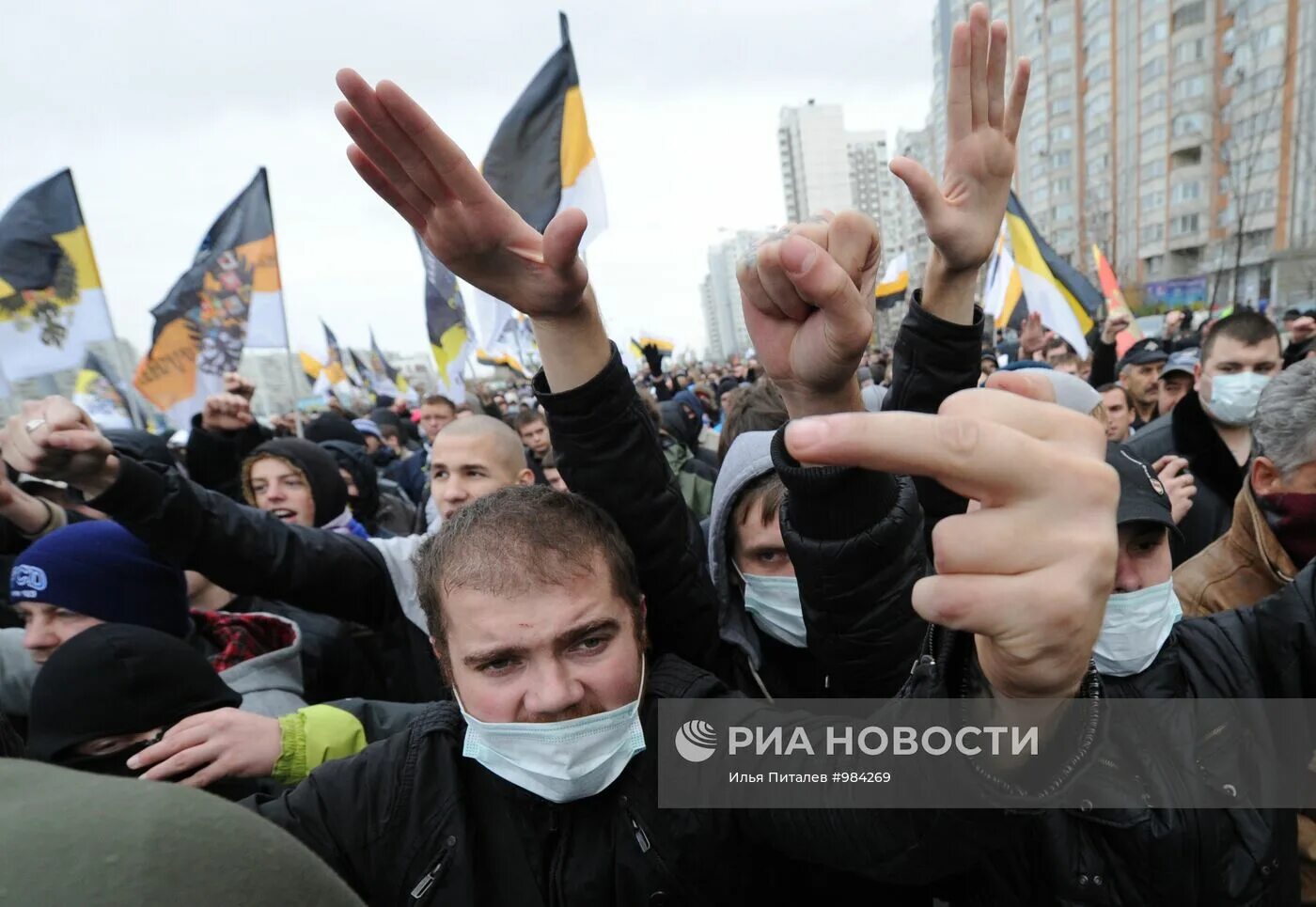 Русские и украинские националисты. Борн неонацисты. Российский неонацизм. Российский неонацизм. Русский марш зигуют.