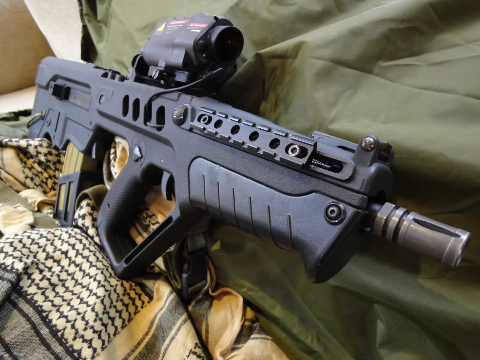 Русский автоматик. Автомат Tavor tar-21. Штурмовая винтовка Тавор. Оружие штурмовая винтовка Тавор tar-21. Tavor Assault Rifle-21.