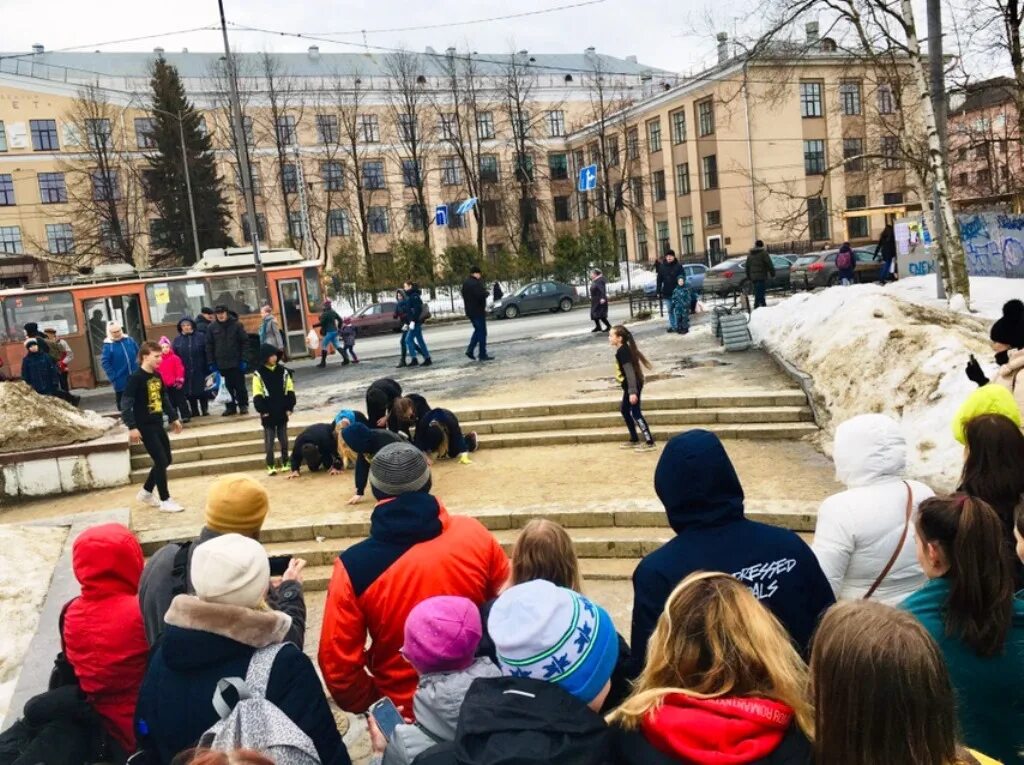 девушка на невском. партия движение весна. весенние движения. демократическое движение весна. молодежная партия весна.