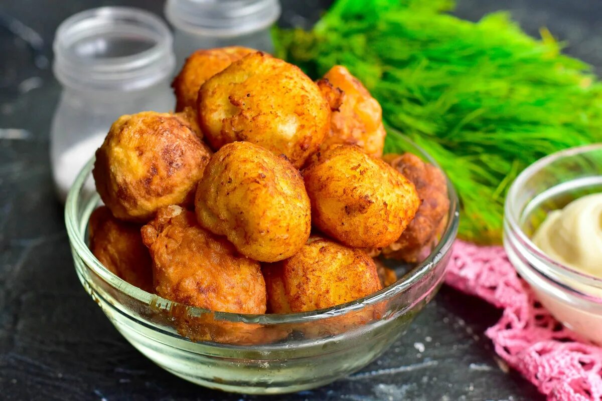 Шарики из вкусно и точка. Картофельные шарики. картофельные шарики с фаршем в духовке. картофельное пюре шариками. картофельные шарики праздничные.