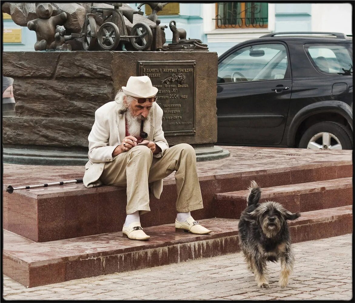 Собака дедушка. Дедушка с собачкой. одинокий старик. старик с собачкой. собака дед.