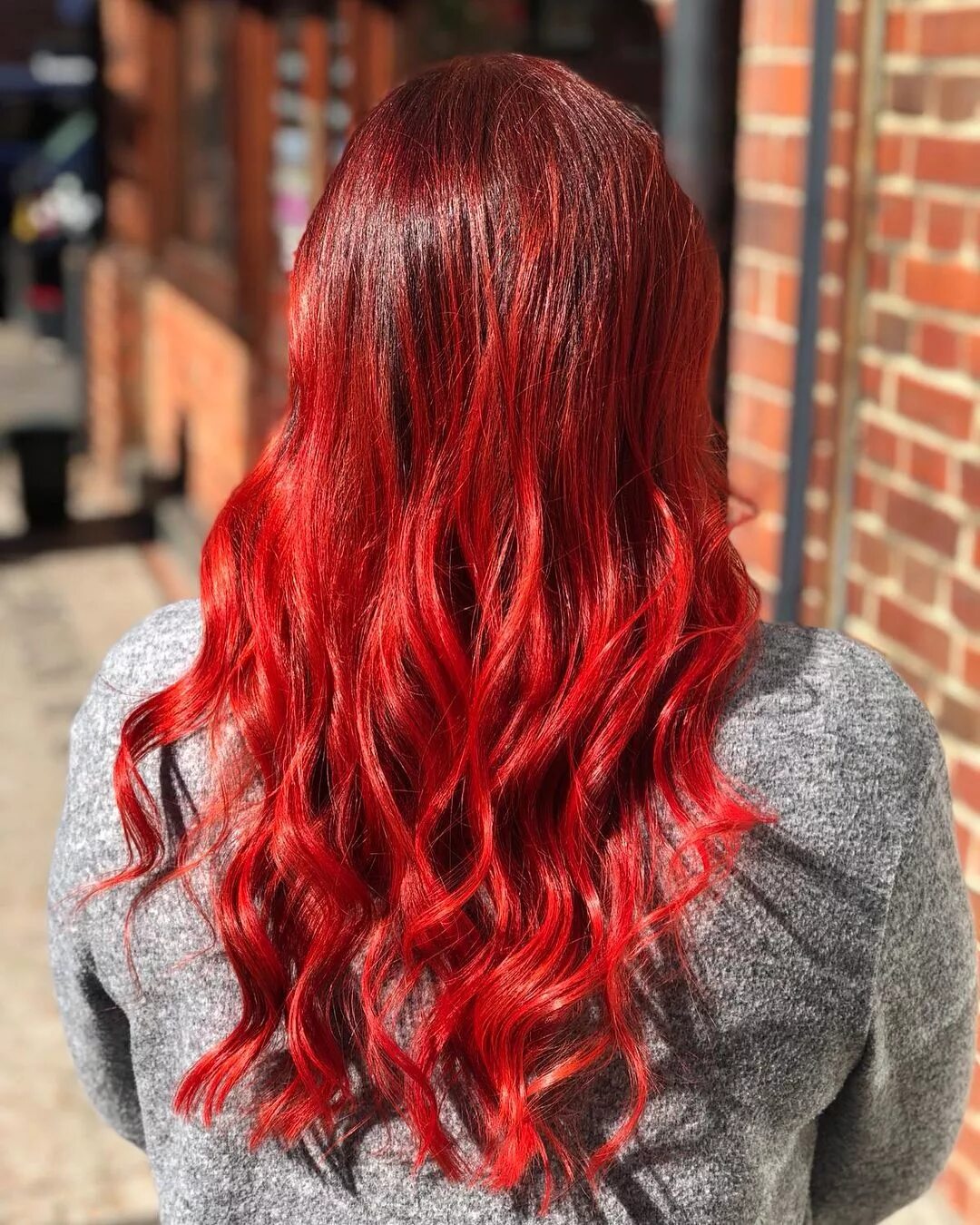Красненький красная красная. Ариэль Пайпер красные волосы. Красный цвет волос. Рыжие волосы с красными концами.
