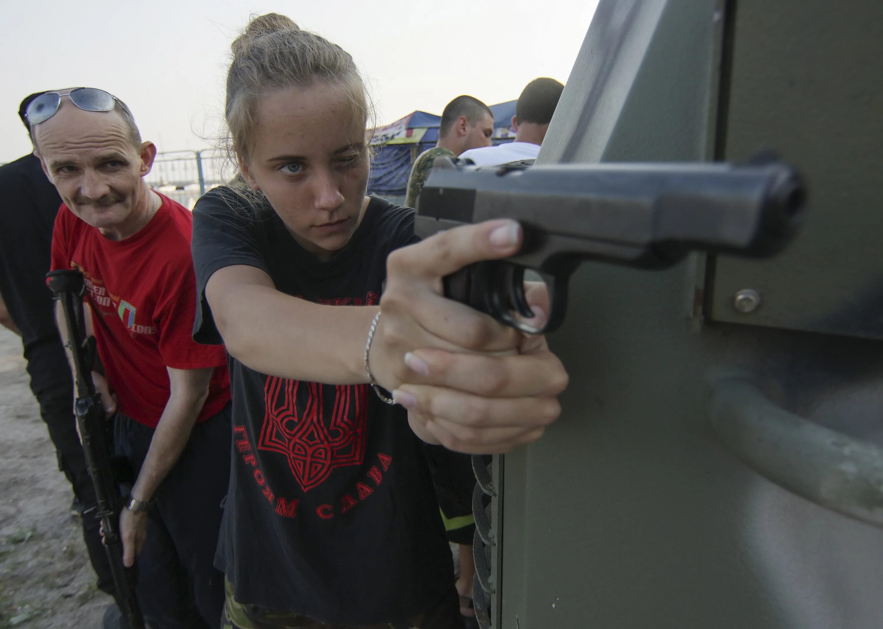 Russian gun. На Украине детей учат обращаться с оружием.