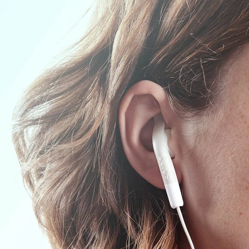 Гудит наушник. Apple Earpods Jack 3.5. Наушник в ухе. Наушники с ушами. Проводные наушники в ушах.