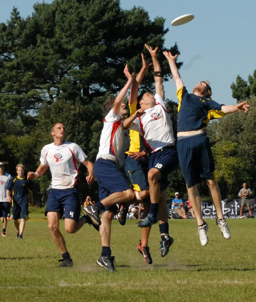 Как играть в фрисби. Алтимейт фрисби. алтимат фрисби форхенд. frisbee игра. сити алтимат.