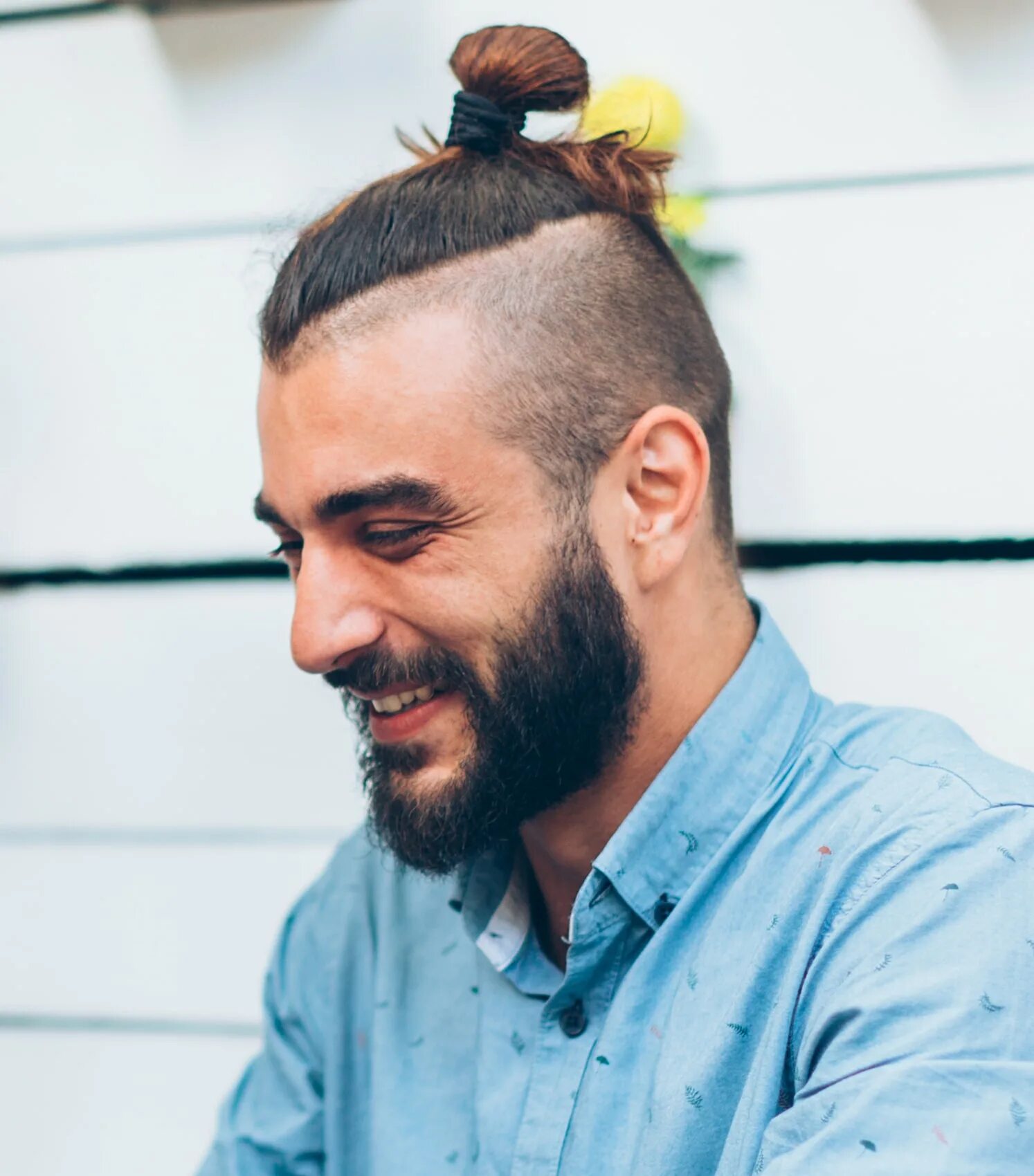 Топ кнот мужской. Топ кнот (Top Knot). Man bun топ кнот. Стрижка Top Knot. Стрижка андеркат кнот.