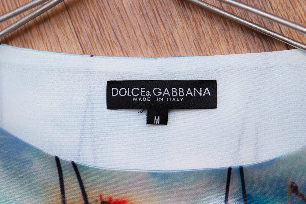 Как отличить оригинал дольче габбана. Бирка Дольче Габбана. Dolce Gabbana бирки. Бирка Дольче Габбана оригинал. Оригинальные бирки d&g.