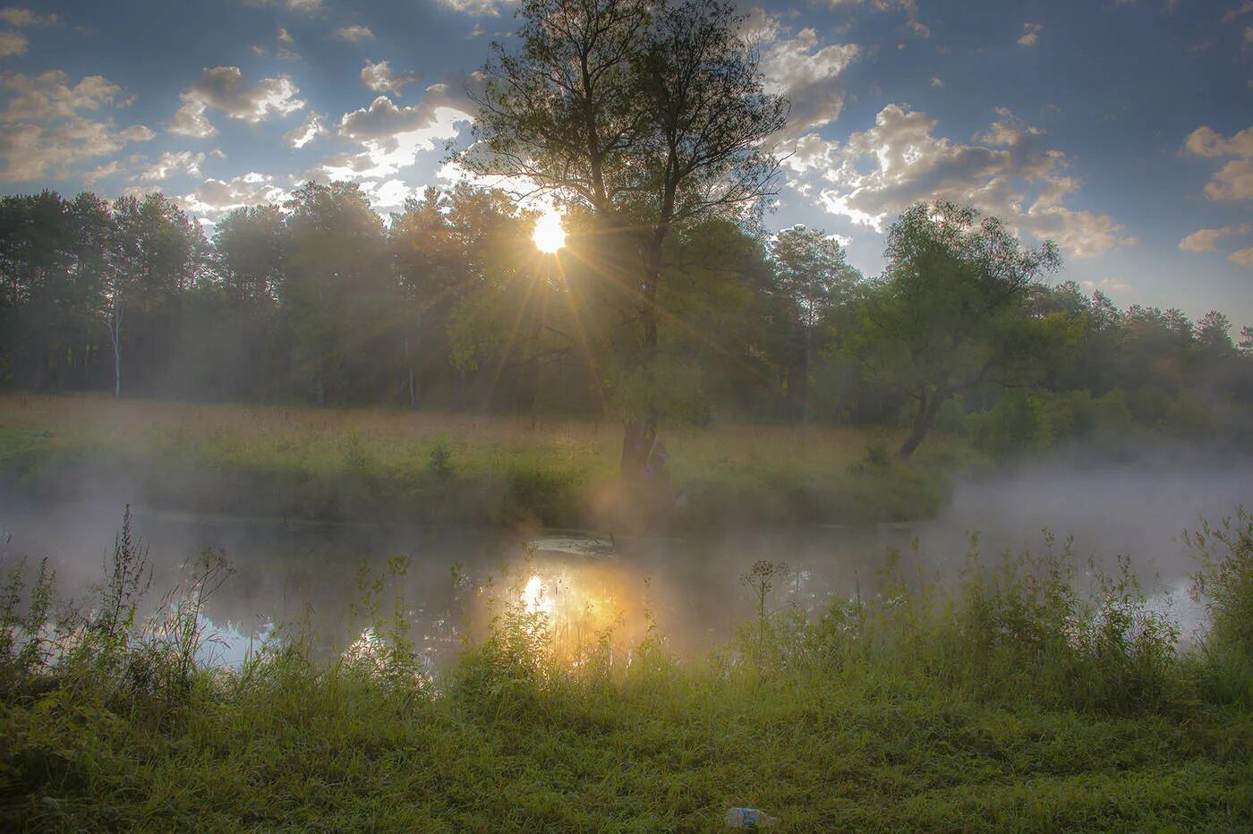 Туман в июле. Летнее утро в воздухе тихо. Первые лучи солнца на речке голышом. Раннее летнее утро в воздухе впр