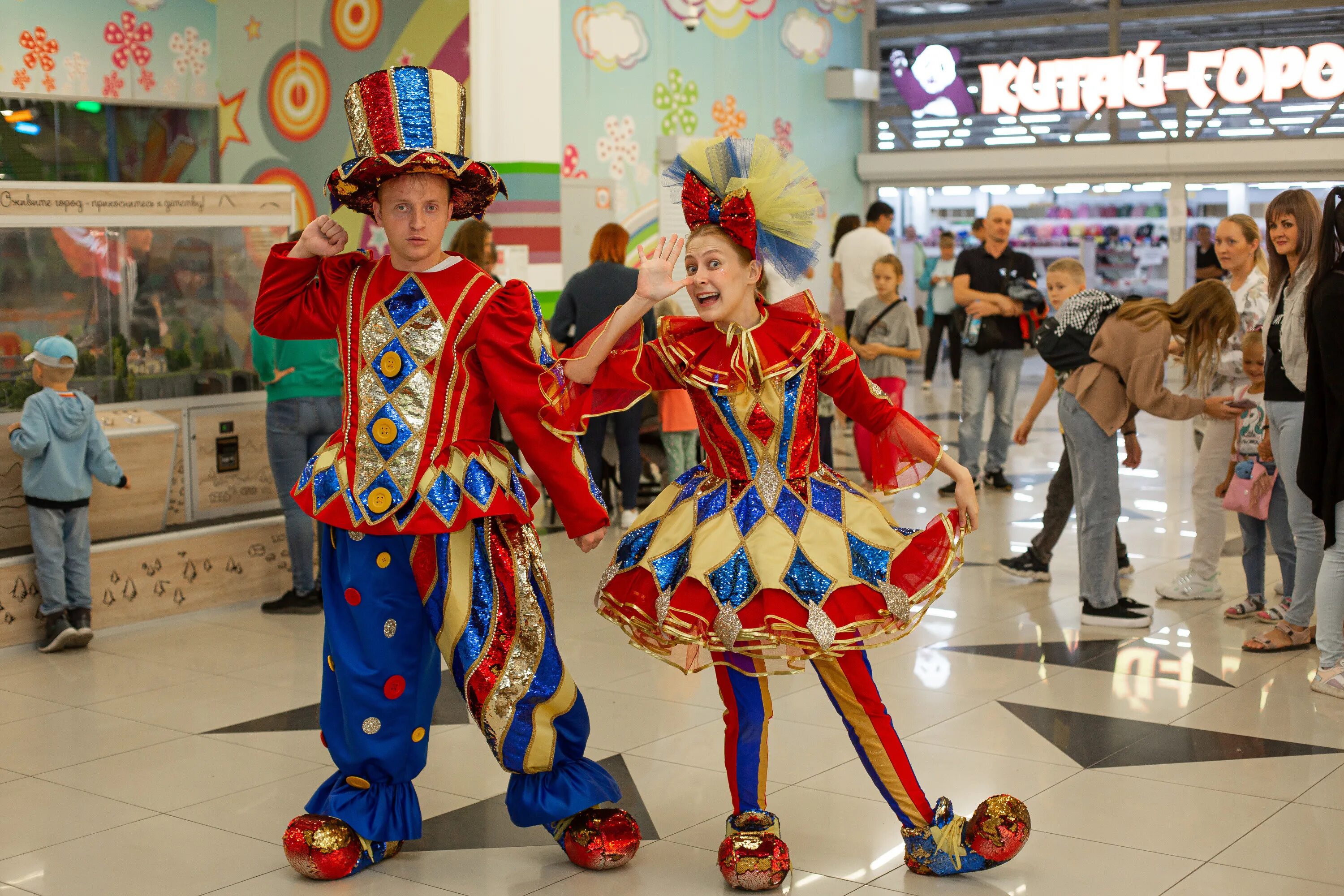 Аниматоры встречают гостей. Твистинг для детей. Савино йошкар-ола в гостях у сказки банан. В центре мы встретили аниматора. Праздник для детей на улице.