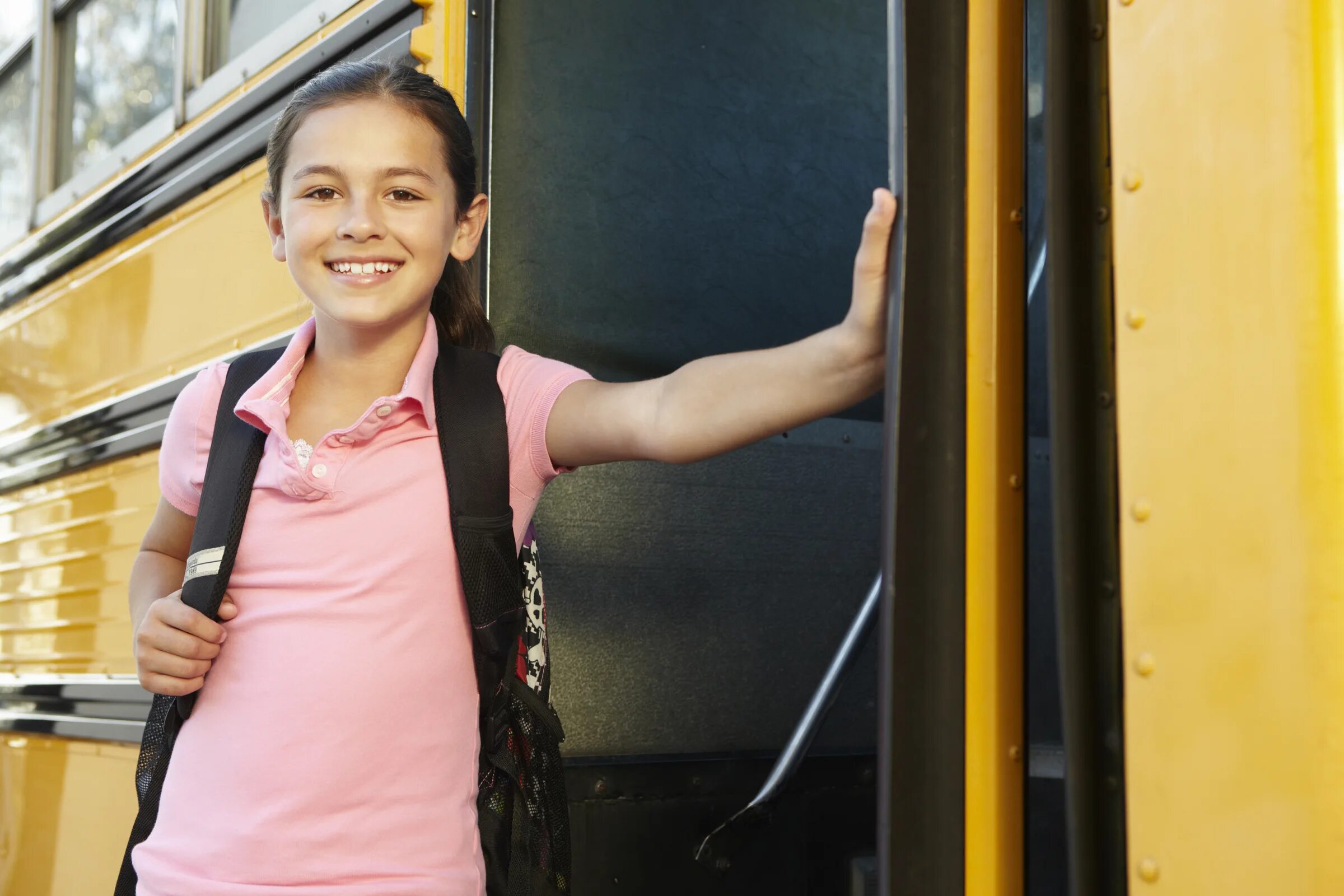 Schoolgirl bus. Девушки в школьном автобусе. Девочки 12 лет в школьном автобусе. Фото девочек в автобусе со школы. Девочки подростки садятся на.