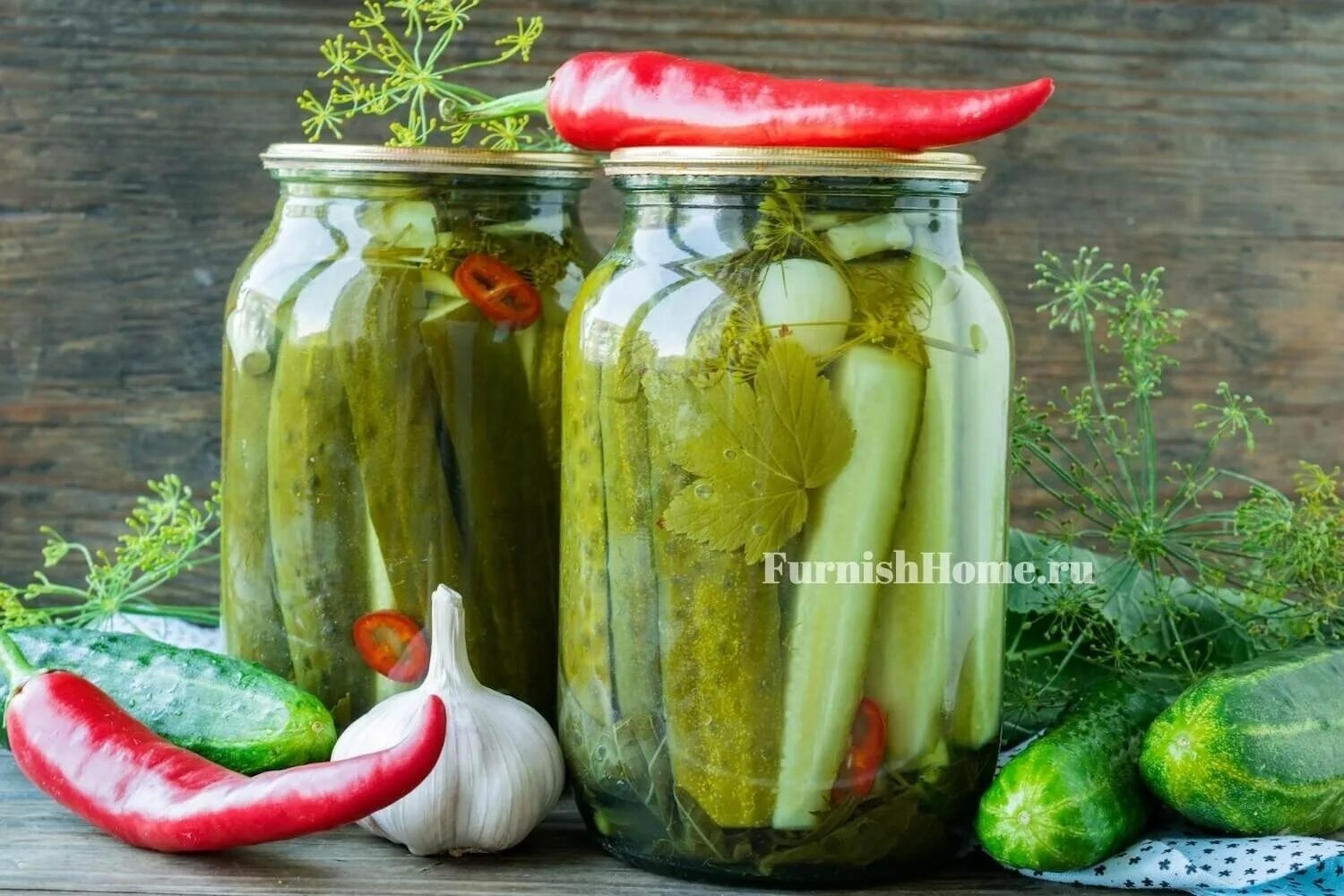 Маринованные огурцы с острым перцем рецепт. Маринованные огурчики острые. огурцы с острым перцем. острый маринад для огурцов. перец стручковый маринованный.